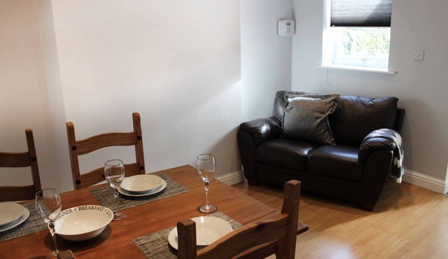 D's Place Close to J30/J31 on M1 - FREE PARKING - Spacious