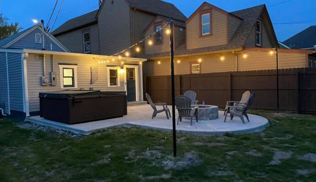 D-town Indy w/HotTub,FirePit