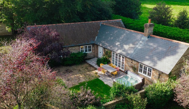 D'Urberville - Perfect Family Cottage With Hot Tub & Gated Garden