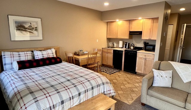 D114 · Lovely Studio apt. Beautiful River & Loon Mtn view