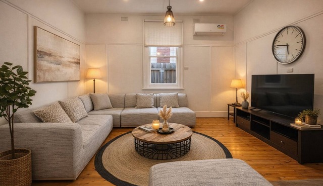 D114 Victorian Home Stay-close to city