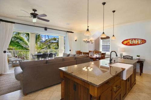 D211 Second Floor 3-bedroom Poolside Lanai
