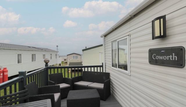 D43 SILVERWOOD, pet friendly, with a garden in Filey