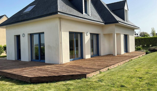 D6054-Holiday home in Plomodiern with quiet garden and sea view!