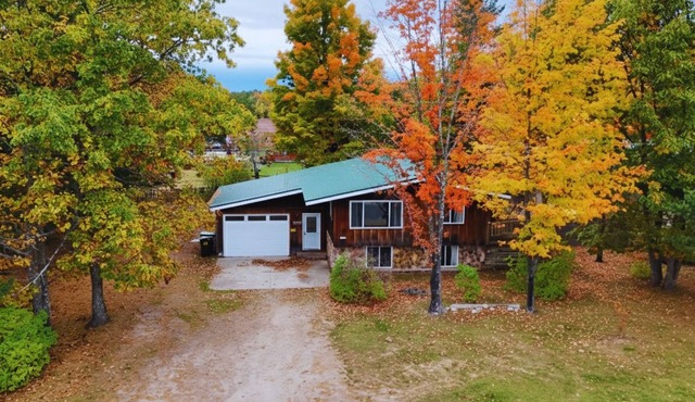 da Big House, 2 blocks from Lake Superior, near Pictured Rocks, Trail Access.