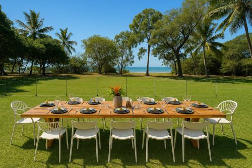 Da White Beachfront House Near Palm Cove
