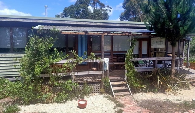 Dacha Kincora - small cottage, short walk to beach