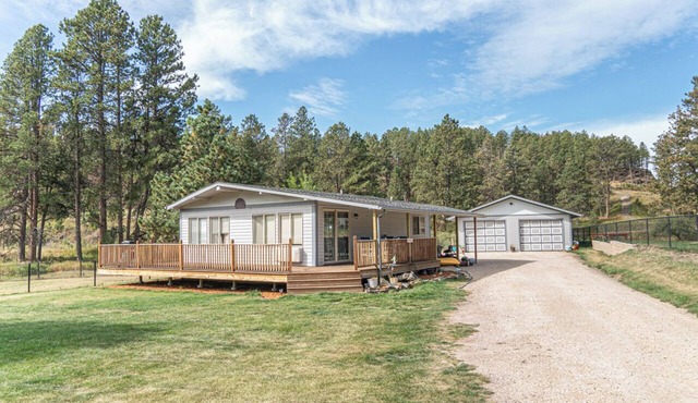 Dads Two Bedroom 1 Bath home and1 car garage. Walk to downtown Hill City, SD