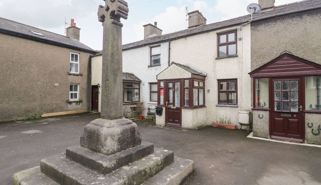 DAFFODIL COTTAGE, pet friendly, with open fire in Flookburgh