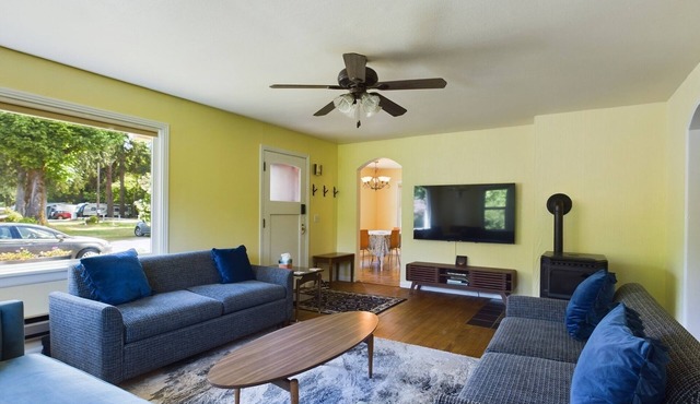 Daffodil Cottage! Downtown Packwood, walk to brewery, restaurants, shops! WIFI