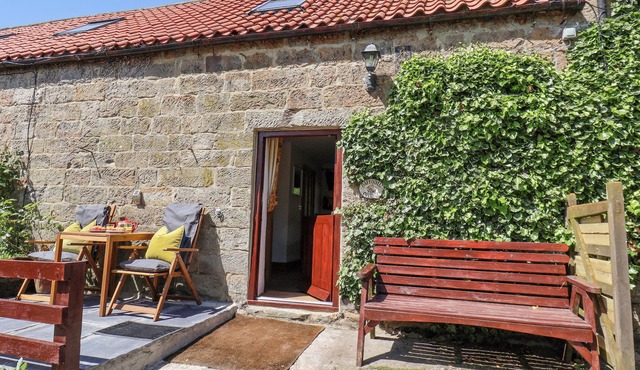 DAFFODIL COTTAGE, pet friendly, character holiday cottage in Danby