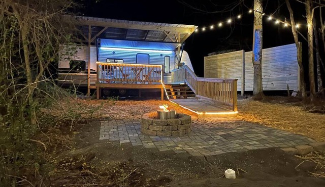 Daffodil Dream Camper with Hot Tub - Movie Screen - Fire Pit - BBQ