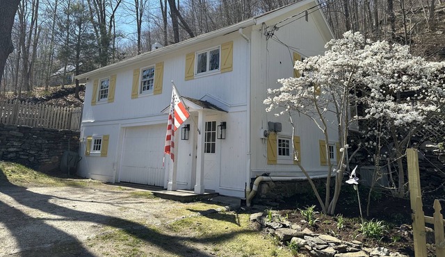 "Daffodil Hill" - serene and chic antique Barn filled with great energy