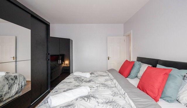 Dagenham Dream House - 4 Bedrooms