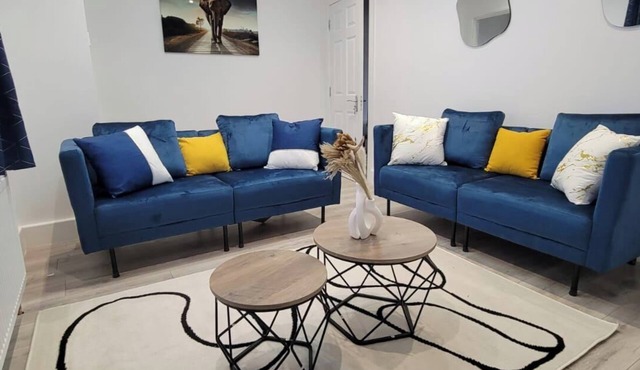 Dagenham - House - Sleeps 4 - Garden - City Centre