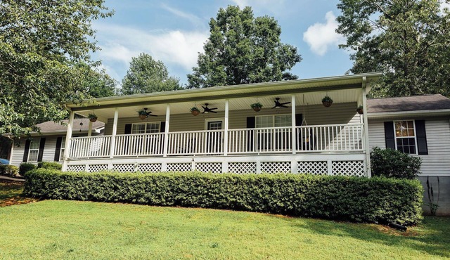 Dahlonega Gem: Fire Pit, Gym, Hiking & Wine Country Fun