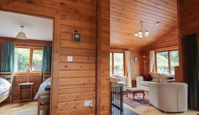 DAILFEARN CHALET, family friendly, with open fire in Balmacara