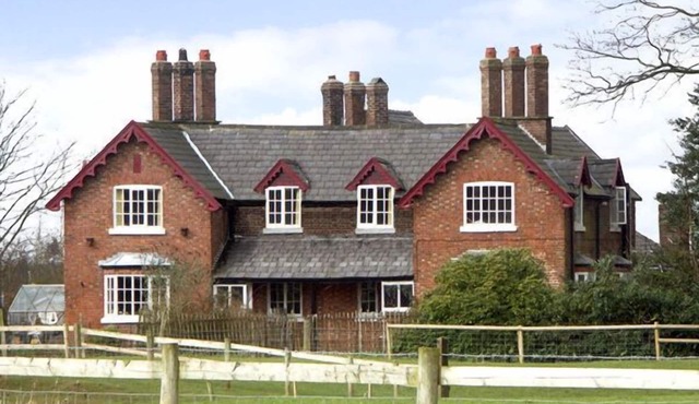 DAIRY APARTMENT 1, character holiday cottage in Tatton Park