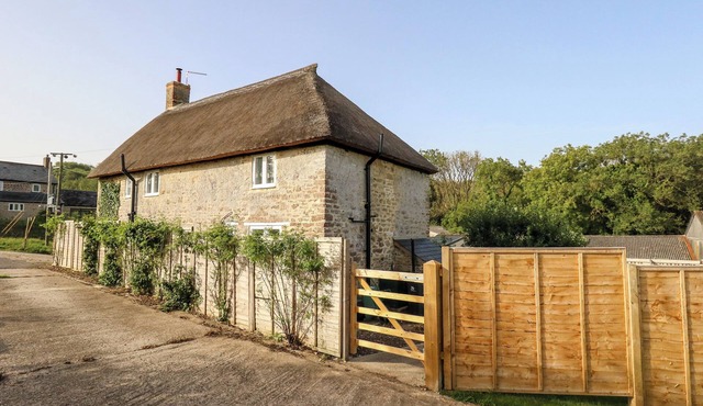 DAIRY COTTAGE, pet friendly, character holiday cottage in Abbotsbury