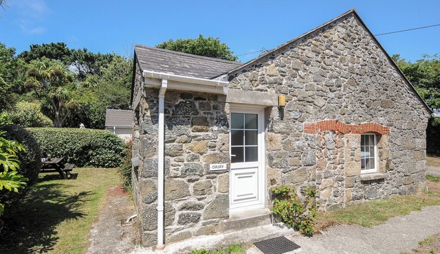 DAIRY COTTAGE, pet friendly, country holiday cottage in Mullion