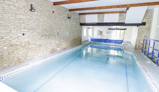 DAIRY COTTAGE, pet friendly, with pool in Minster Lovell