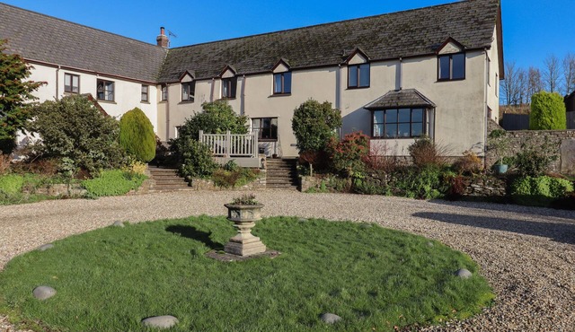 DAIRY COTTAGE, pet friendly, with a garden in South Molton