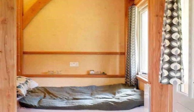 Daisy-a romantic logcabin hiding amongst the trees