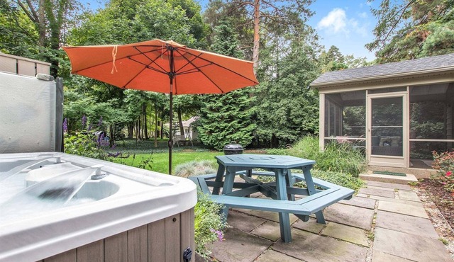 Daisy Cottage: Douglas Retreat w/Hot Tub & Screen Porch, Walk to Lake Michigan