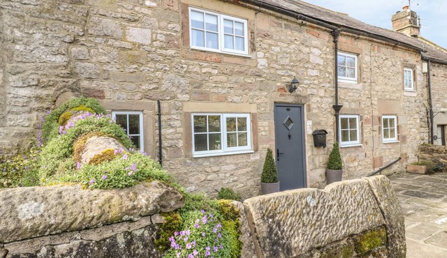 DAISY COTTAGE, family friendly, character holiday cottage in Winster