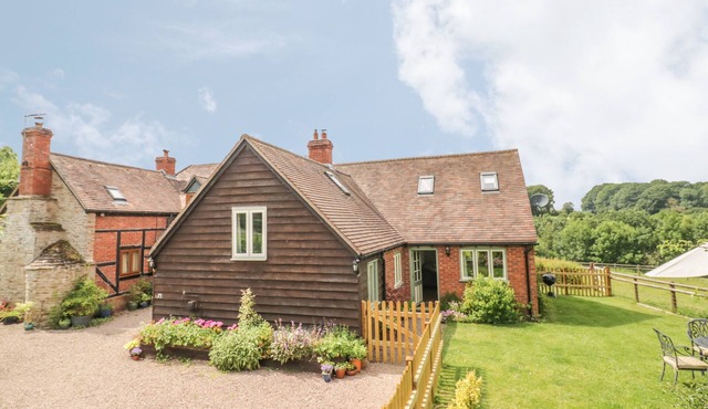 DAISY COTTAGE, pet friendly, with a garden in Hanley William