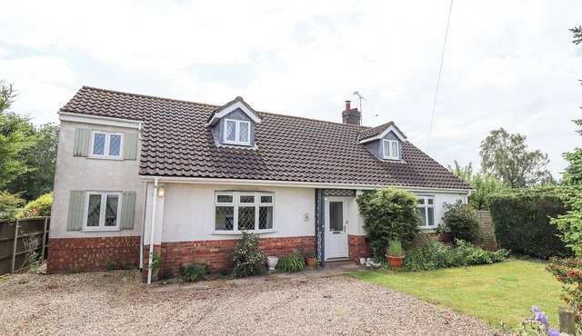 DAISY COTTAGE, pet friendly, with open fire in Metheringham