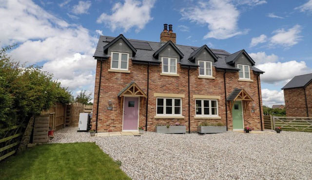 DAISY COTTAGE, pet friendly, character holiday cottage in Tysoe