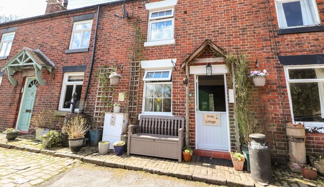 DAISY COTTAGE, pet friendly, with open fire in Cheddleton