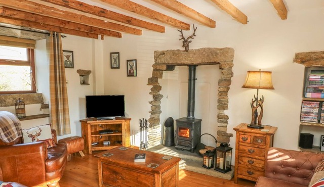 DAISY COTTAGE, with open fire in Kelbrook