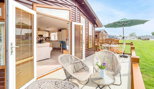 Daisy Lodge - peaceful, pet friendly luxury lodge in Shakespeare's Stratford