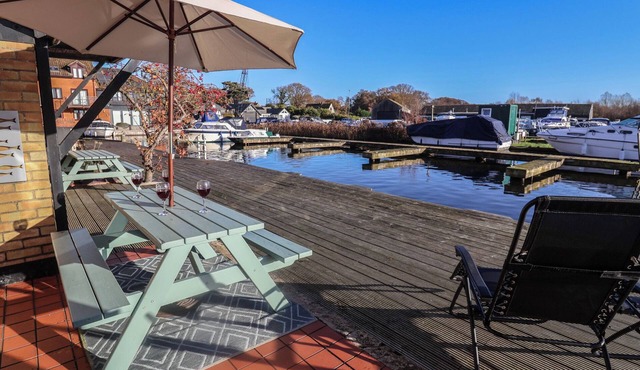 DAISY LODGE, pet friendly, character holiday cottage in Horning