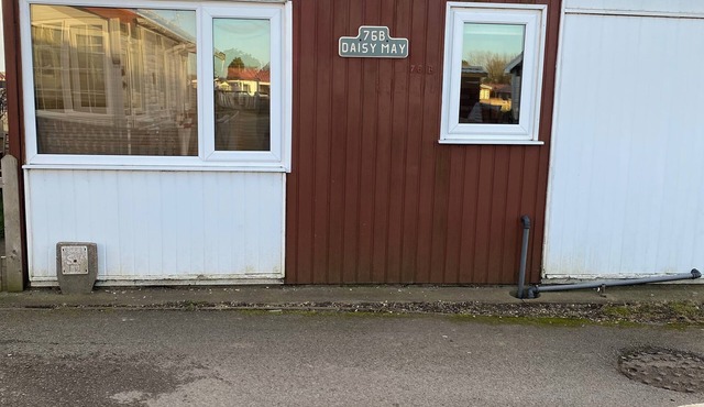 Daisy may cosy chalet