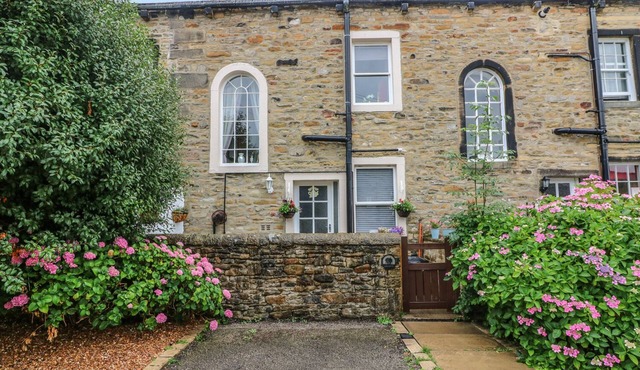 DAISY'S HOLIDAY COTTAGE, romantic, with a garden in Skipton
