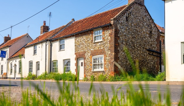 Daisy's Place is a pretty traditional brick and flint two bedroom, two bathroom cottage, with an ult