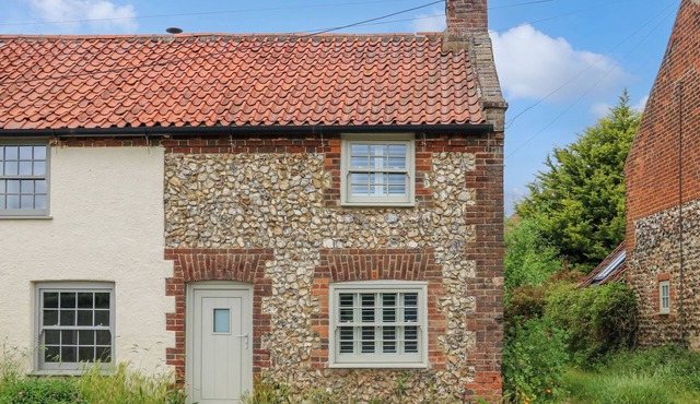 DAISY'S PLACE, pet friendly, with open fire in Little Walsingham