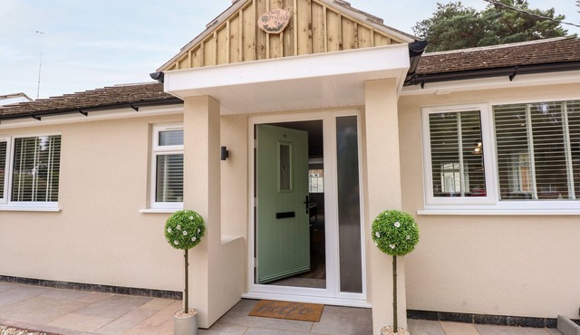 DAISY TREE COTTAGE, pet friendly, with hot tub in Woodhall Spa