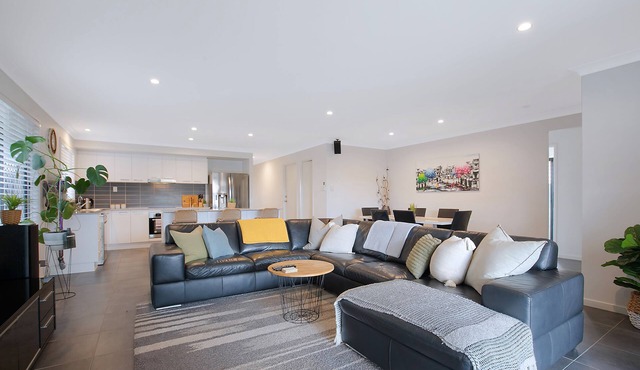 Dakabin Escape Modern Comfort near Dining and Shops