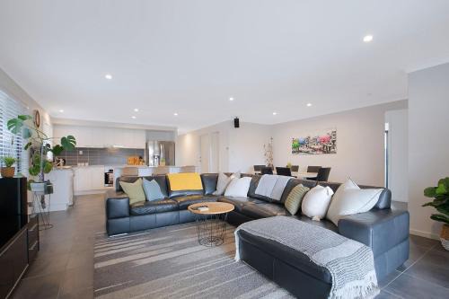 Dakabin Escape - Modern Comfort near Dining & Shops