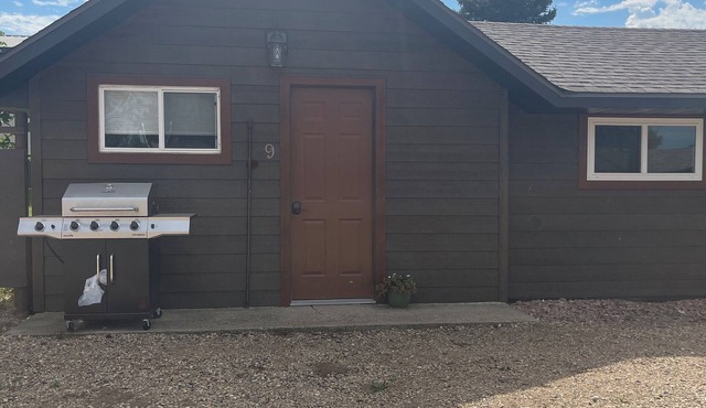 Dakota Landing Cabins & Motel: #9-Cozy, newly remodeled cabin