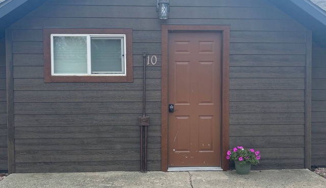 Dakota Landing Cabins & Motel: #10-Cozy, newly remodeled cabin