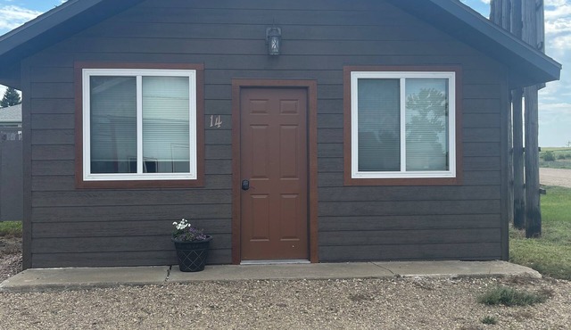 Dakota Landing Cabins & Motel: #14-Cozy, newly remodeled cabin