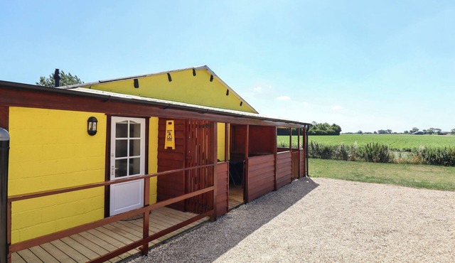 DAKOTA, pet friendly, character holiday cottage in Coningsby