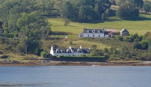 Dalachladdich Cottage: Stay Beside the sea