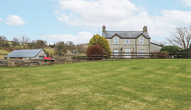 DALAR COTTAGE, pet friendly, character holiday cottage in Criccieth