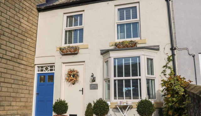 DALE COTTAGE, pet friendly, with hot tub in Ingleton, County Durham